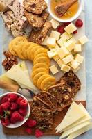 tabla de quesos o tabla de bocadillos con galletas saladas foto