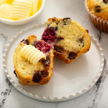 muffins de moras y chispas de chocolate, receta de verano foto