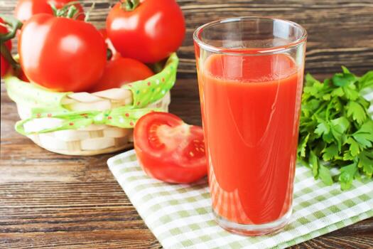 jugo de tomate y tomates frescos foto