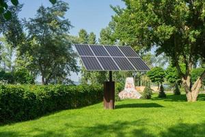 paneles solares en parque público, concepto de energía ecológica, verde y renovable foto