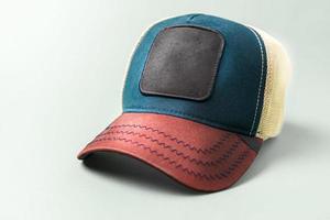 maqueta de gorras de béisbol azul rojo sobre un fondo gris, parte delantera foto