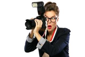 mujer fotógrafa con una cámara réflex digital sobre fondo blanco foto