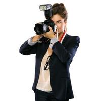 mujer fotógrafa con una cámara réflex digital sobre fondo blanco foto