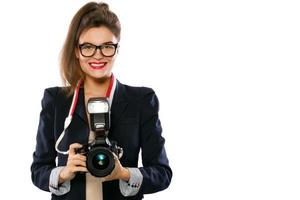 mujer fotógrafa con una cámara réflex digital sobre fondo blanco foto