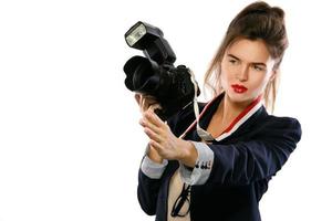 mujer fotógrafa con una cámara réflex digital sobre fondo blanco foto