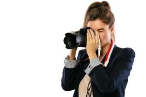 mujer fotógrafa con una cámara réflex digital sobre fondo blanco foto