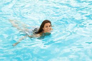 mujer feliz nadar en la piscina foto