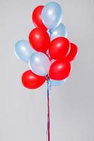 gran cantidad de globos de colores aislado sobre fondo gris foto