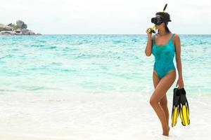 mujer con máscara para bucear. vacaciones de verano y playa. foto