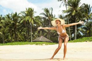 hermosa mujer en la playa con palmeras foto