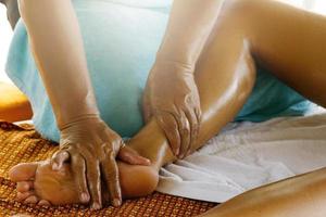 primer plano de los pies femeninos durante el masaje tailandés tradicional foto