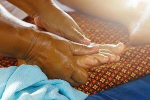 primer plano de los pies femeninos durante el masaje tailandés tradicional foto