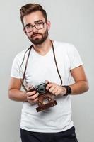hombre fotógrafo con cámara retro en estudio foto