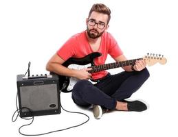 chico con una guitarra sobre fondo blanco foto