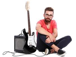 chico con una guitarra sobre fondo blanco foto