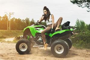 mujer elegante y hermosa y el atv foto