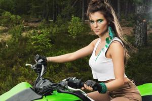 mujer elegante y hermosa y el atv foto