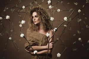 retrato de mujer joven encantadora con peinado afro y hermoso maquillaje foto