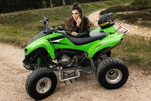 mujer elegante y hermosa y el atv foto