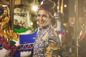 mujer elegante con chaqueta brillante en el carrusel foto