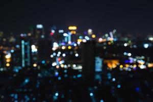 luces borrosas de la ciudad nocturna moderna foto