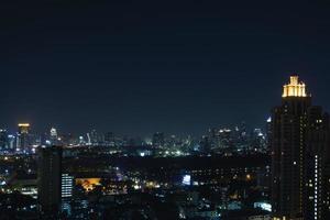 vista panorámica de la ciudad moderna de bangkok por la noche foto