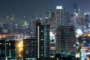 vista panorámica de la ciudad moderna de bangkok por la noche foto