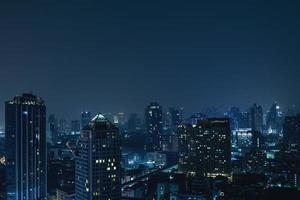 vista panorámica de la ciudad moderna de bangkok por la noche foto