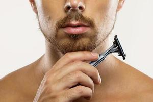 hombre con barba descuidada antes de una rutina de afeitado foto