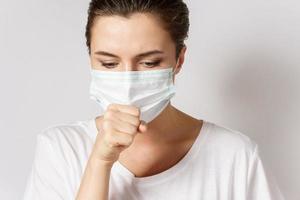 la mujer joven lleva una máscara facial para protegerse contra el virus foto