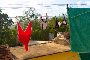 trajes de baño mojados en el tendedero en el techo foto