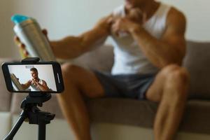 blogger de fitness transmitiendo o grabando videos para sus suscriptores foto