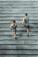 pareja deportiva durante la escalera de entrenamiento corriendo al aire libre foto