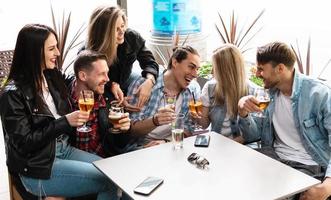 grupo de amigos celebrando la reunión en el bar de la calle foto