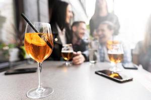 cóctel aperol spritz en una mesa en un bar de la ciudad foto