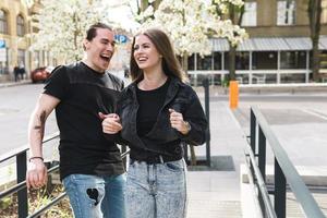 joven pareja alegre durante una cita al aire libre foto