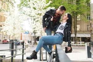 hermosa pareja enamorada usando chaquetas de cuero durante una cita en una calle de la ciudad foto
