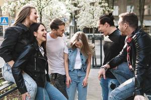 grupo de mejores amigos se divierten al aire libre. los jóvenes están felices de verse durante una reunión. foto