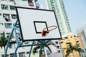 tablero de baloncesto en la finca choi hung, ciudad de hong kong. foto