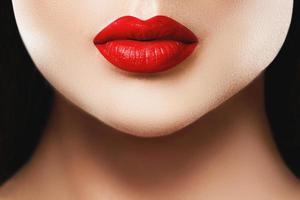 cerca de hermosos labios rojos femeninos foto