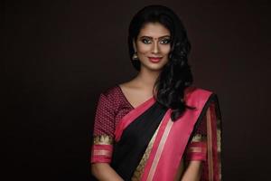 hermosa mujer india con vestido tradicional sari foto