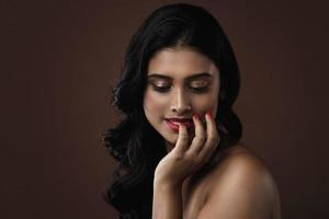 mujer india con hermoso maquillaje y peinado foto