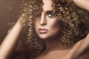 encantadora mujer joven con peinado afro y hermoso maquillaje foto