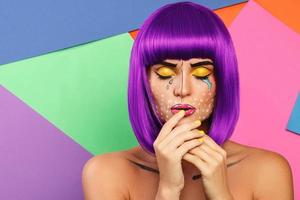 modelo en imagen creativa con maquillaje de arte pop foto