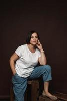 retrato de una hermosa mujer de mediana edad posando en un estudio foto