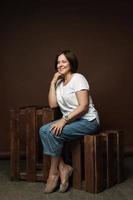 retrato de una hermosa mujer de mediana edad posando en un estudio foto