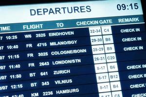 pantalla de información de vuelo led en un aeropuerto foto
