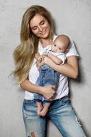 hermosa joven madre con su lindo bebé foto