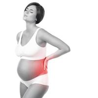 la mujer embarazada tiene dolor en la parte baja de la espalda o problemas con los riñones foto