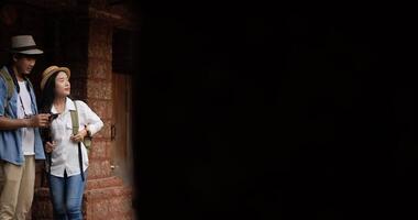 portrait d'un couple asiatique heureux vérifie l'emplacement sur la carte en ligne du smartphone dans l'ancien temple. homme et femme souriants à l'aide d'une application de carte de navigation pour téléphone portable. concept de vacances, de voyage et de passe-temps. video